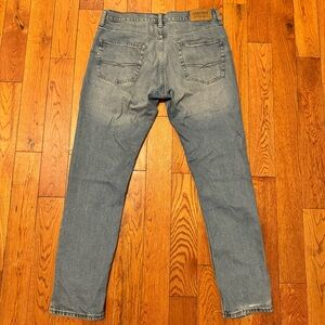 Signature Levi’s Jeans straight leg knee cuts
